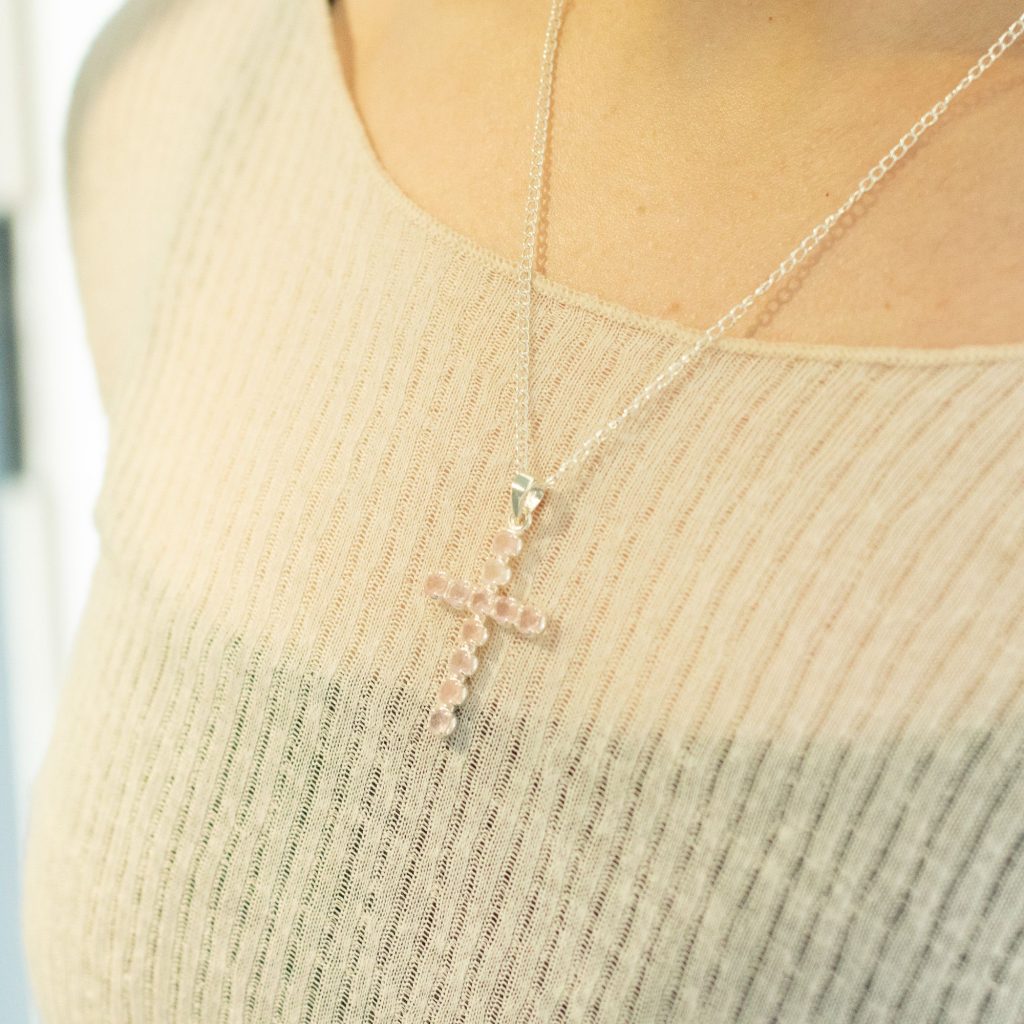 Indisk Andagtsvedhæng – Sølvbelagt (45Cm Chain) – Rose Quartz Crucifix