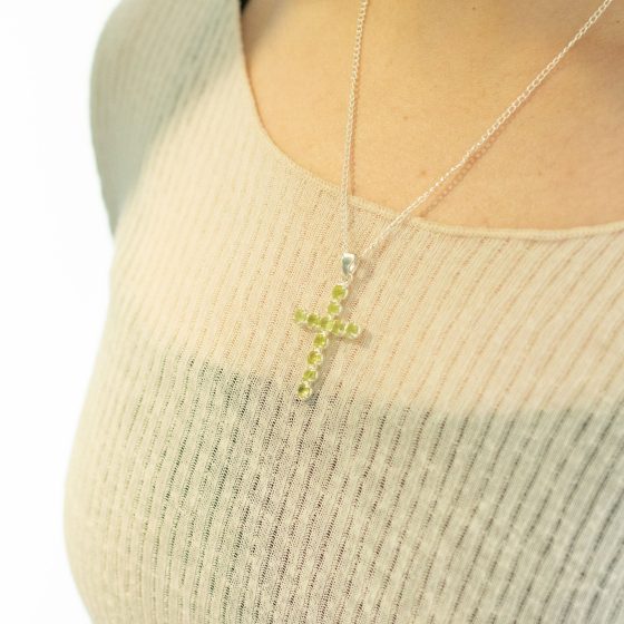 Indisk Andagtsvedhæng – Sølvbelagt (45Cm Chain) – Peridot Crucifix - Billede 1