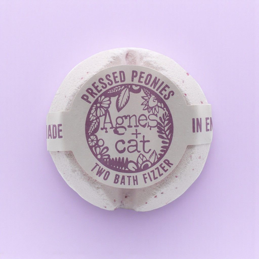 Agnes + Cat Badebombe – Pressed Peonies
