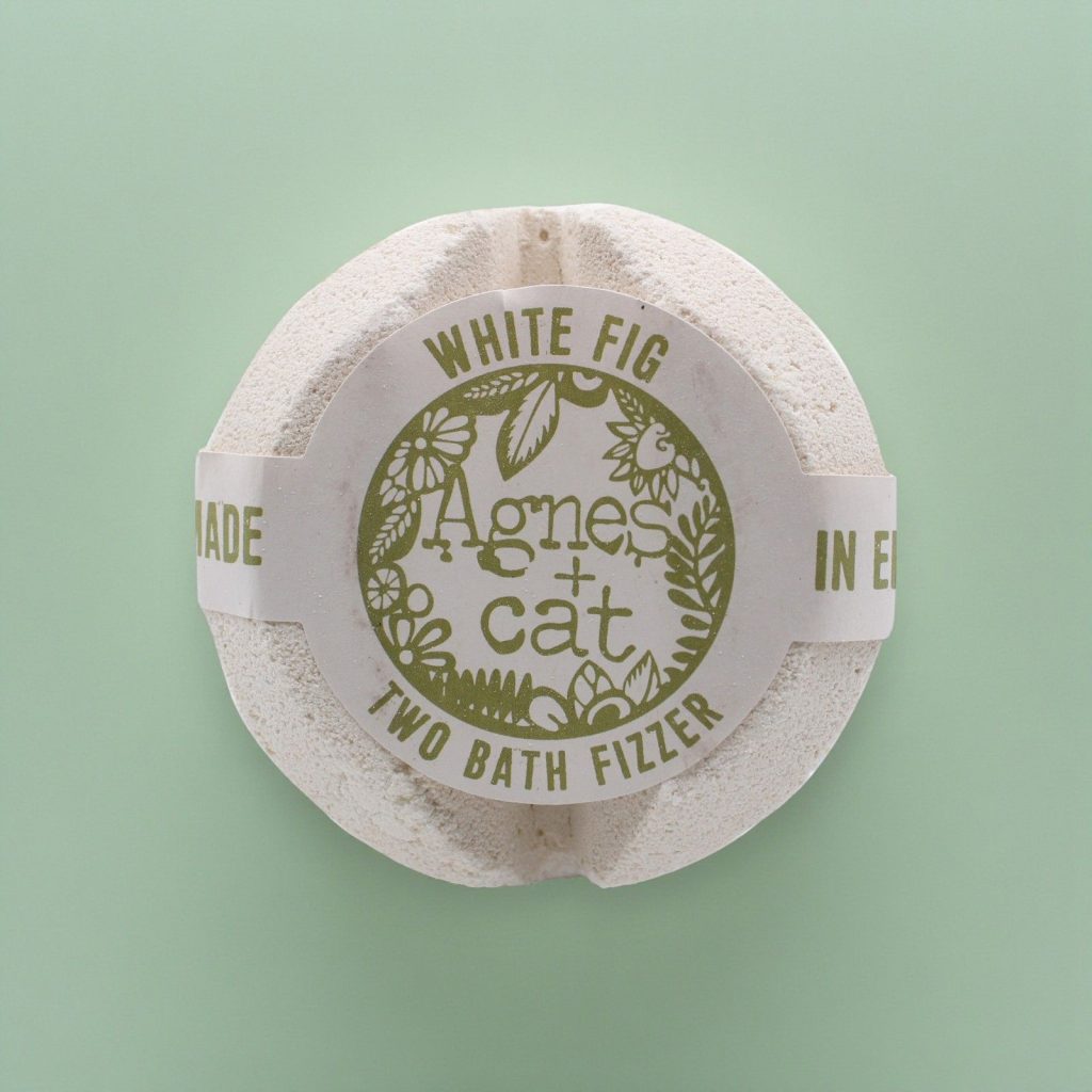 Agnes + Cat Badebombe – White Fig