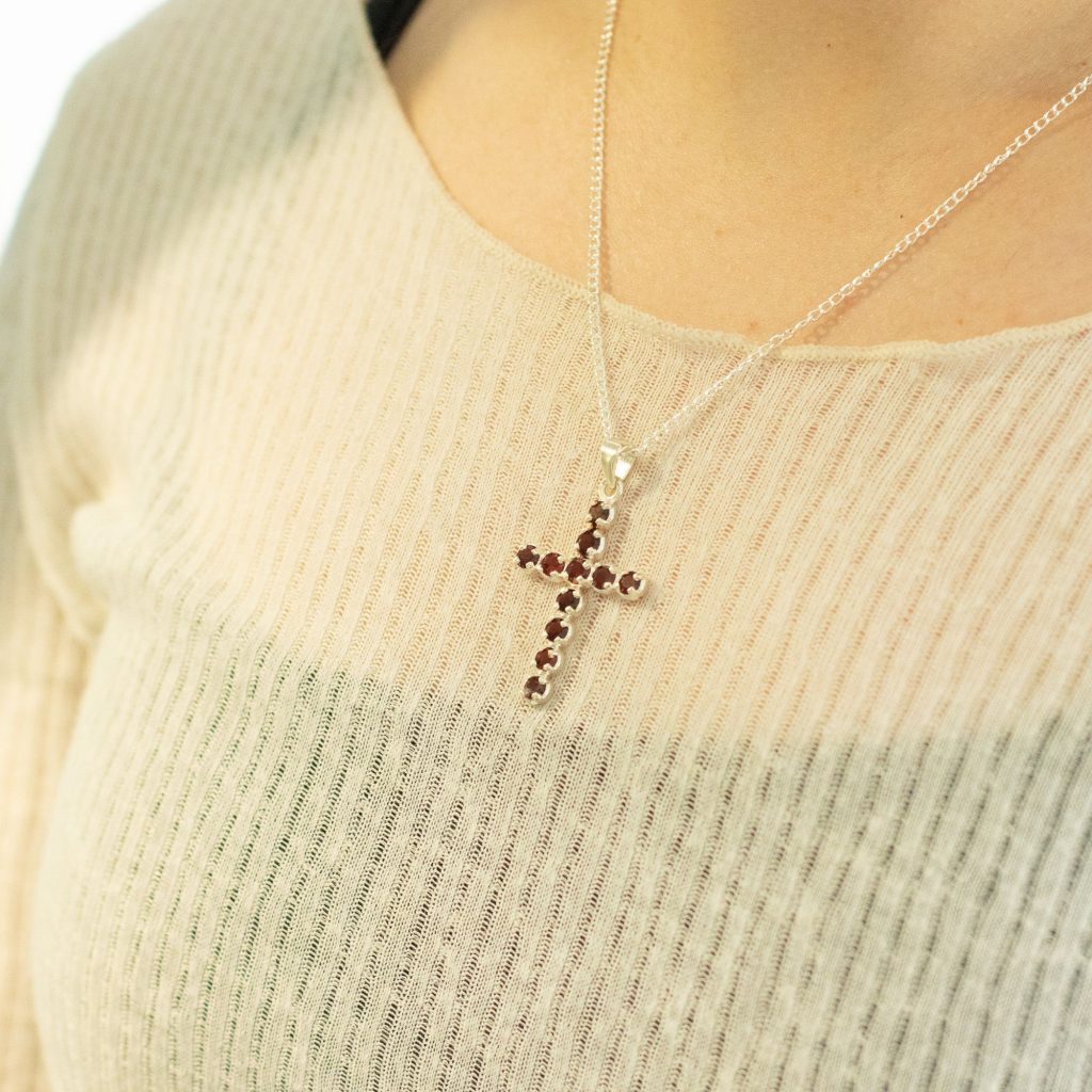Indisk Andagtsvedhæng – Sølvbelagt (45Cm Chain) – Garnet Crucifix
