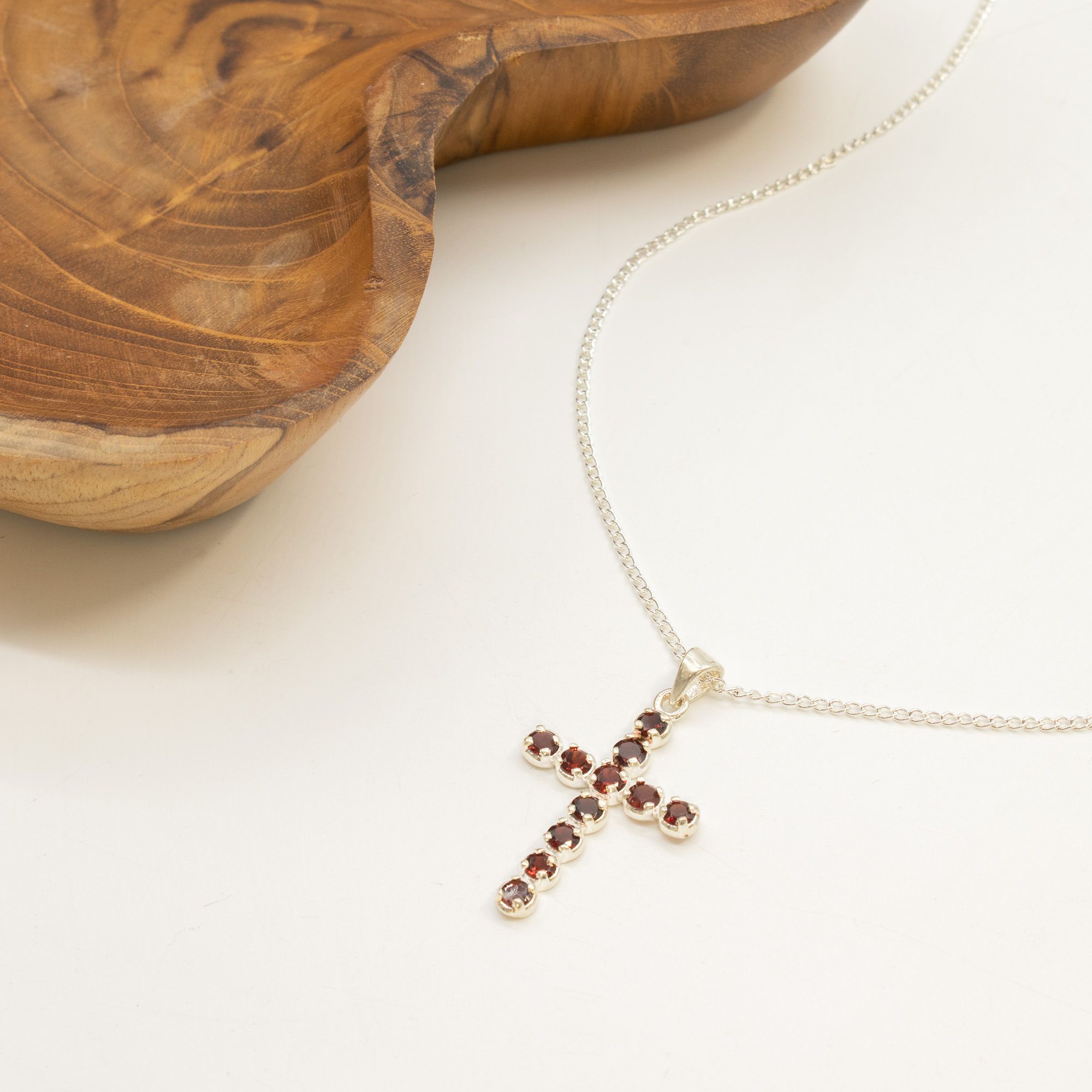 Indisk Andagtsvedhæng – Sølvbelagt (45Cm Chain) – Garnet Crucifix - Billede 1